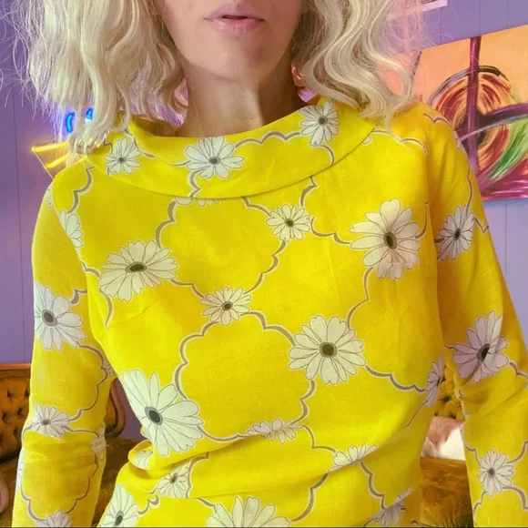 ❌SOLD🏷Vintage 1960s Flower Power mini dress - Picture 4 of 11